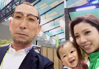 娘と孫とのスリーショットです